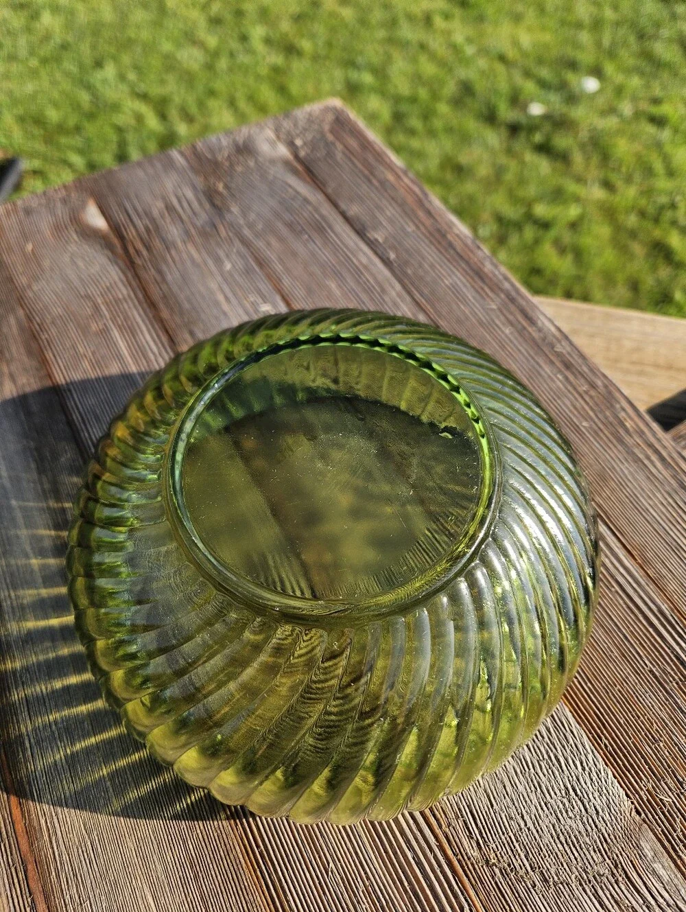 Green glass bowl with vertical ribbed texture #glassbowl #ribbed